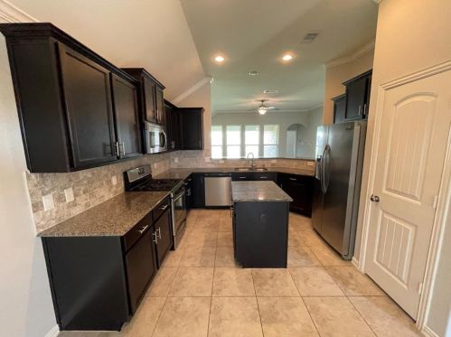 636 Maple Point Dr, Conroe TX  77301-3170 exterior