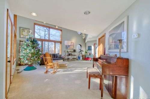 139 Wyneding Hill Rd, Manchester CT  06040-6608 exterior