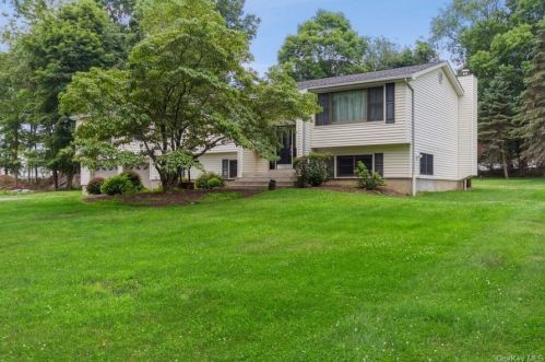 17 Santino Ct, Mahopac, NY 10541-1052