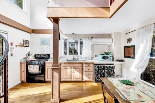 112 Gifford St, Falmouth, MA 02540-3307