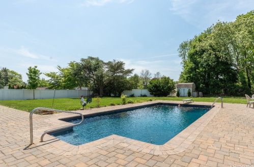 5 Darrell St, Elwood, NY 11731-5515