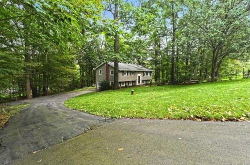 102 Skylark Dr, Northford, CT 06472-1268