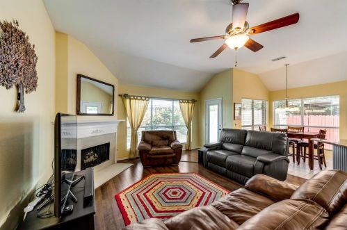 1704 Kingston Ln, Lewisville TX  75028-7307 exterior