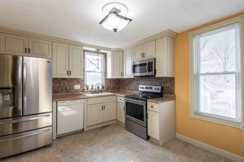 323 Bidwell Ave, Waukesha, WI 53188-3612