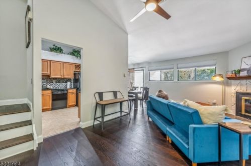 26 Hillside Ct, Clinton NJ  08809-1136 exterior