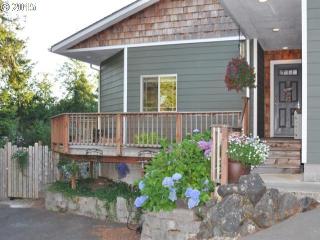 939 9th Pl, Coquille, OR 97423-1530