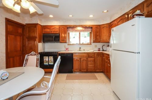 11 Kent Pl, Huntington Station, NY 11746-6918