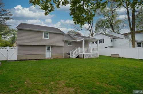 13 Lakewood Ave, Ho Ho Kus, NJ 07423-1507