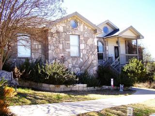 210 Hills Dr, Kerrville, TX 78028-8106