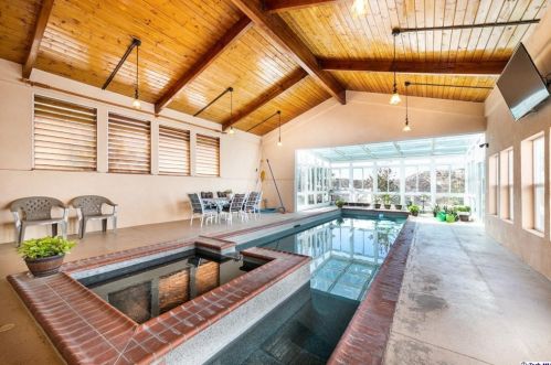 26945 Brooken Ave, Santa Clarita CA  91387-3904 exterior