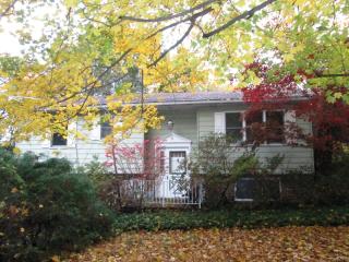 6 Hackett Ln, Hampton, NJ 08827-2702