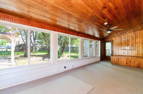 11 Bristol Rd, Windsor Locks CT  06096-2009 exterior