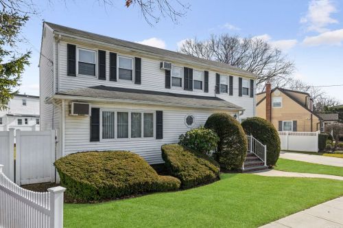 727 Bellmore Rd, North Bellmore, NY 11710-3722