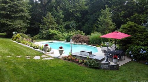 135 Merrimac Dr, Bridgeport, CT 06611-1741