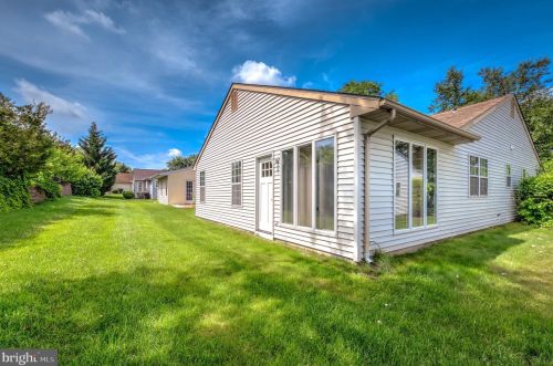 12 Meadowwood Ct, Columbus NJ  08022-1026 exterior