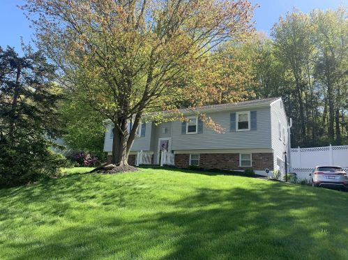 13 Baldwin Dr, New Hamburg, NY 12590-3817