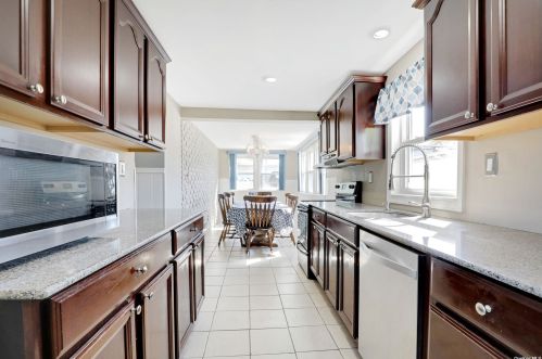 121 Clinton Ave, North Lindenhurst NY  11757-4127 exterior