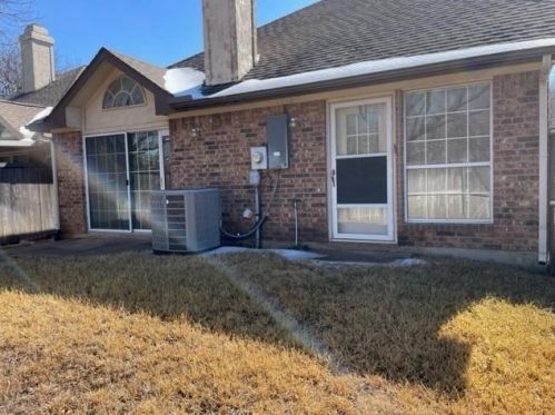 381 Arbor Ln, Euless, TX 76039-3730