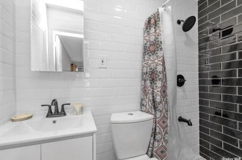 545 Queen St, Westbury NY  11590-1399 exterior