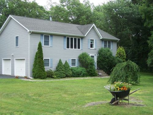 2 Charles Dr, Marlborough, NY 12542-5647