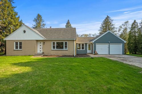 1615 Zedler Ln, Thiensville, WI 53092-5426