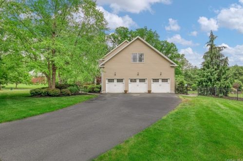 47 Coe Farm Rd, Airmont, NY 10901-2911