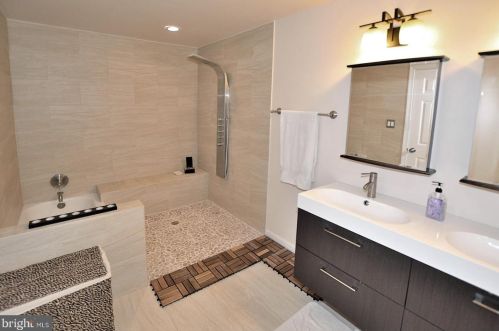 7734 Rockledge Ct, Springfield VA  22152-3853 exterior