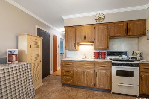 420 Clement Ave, Floral Park NY  11003-3320 exterior