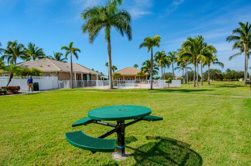 466 Dover Ct, Fort Pierce FL  34983-3414 exterior