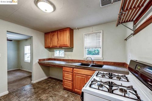 4327 Essex St, Oakland CA 94608-1216 exterior