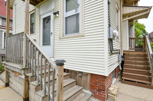 2565 Oakland Ave, Milwaukee WI 53211-3931 exterior