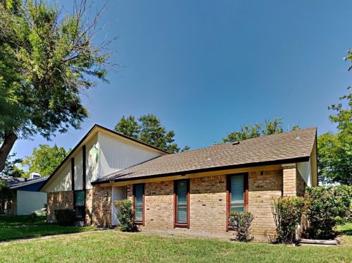 2111 Meredith Ln, Richardson TX  75081-2152 exterior
