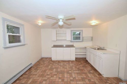 49 Gladys St, North Lindenhurst NY  11757-1202 exterior