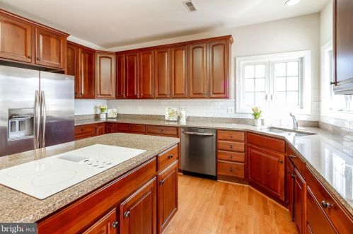 7337 Hooes Rd, Springfield VA 22152-3704 exterior