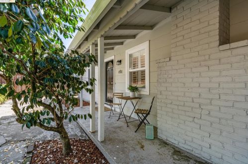8437 Golf Links Rd, Oakland CA  94605-4118 exterior
