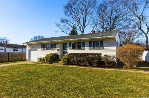 46 43rd St, Islip Manor, NY 11751-1306