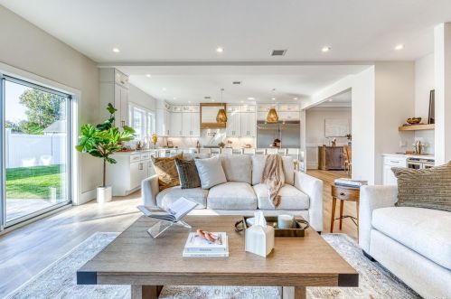 2 Hedge Ln, Westbury NY  11590-6523 exterior