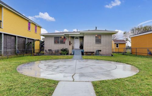 3101 Kleinmann Ave, Galveston, TX 77551-1561