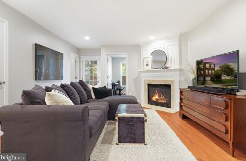 8231 Singleleaf Ln, Lorton VA  22079-5634 exterior