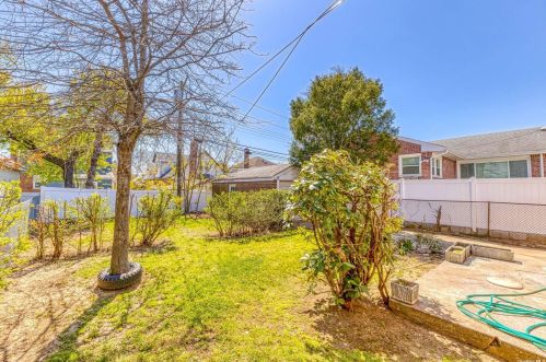 56 Wellington Rd, Floral Park NY  11003-1414 exterior