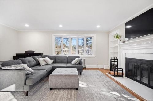 2 Tennyson St, Hartsdale NY  10530-1319 exterior