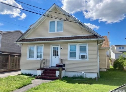 7 Atlantic St, Bayshore, NY 11706-8656