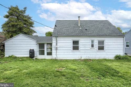 1307 Kingsley Rd, Camp Hill PA  17011-6117 exterior