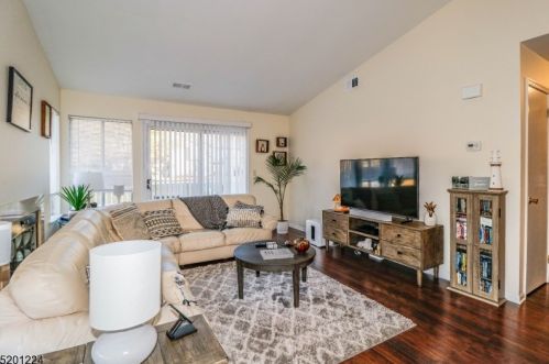 10 Pine Ct, Bedminster, NJ 07921-1625