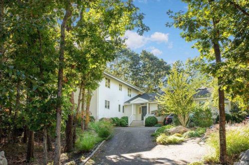 484 Sag Harbor Tpke, East Hampton, NY 11937-2555
