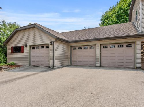 1410 Whitewater Dr, Manitowoc WI 54220-9437 exterior