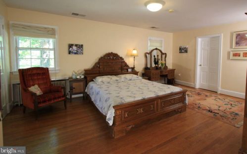 912 Hillwood Ave, Falls Church VA  22042-2421 exterior