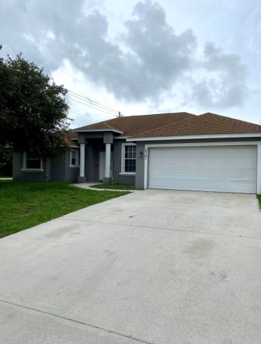 2101 Lucca St, Fort Pierce, FL 34952-6823