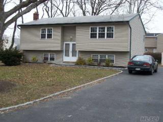 121 33rd St, Wheatley Heights, NY 11798-2628