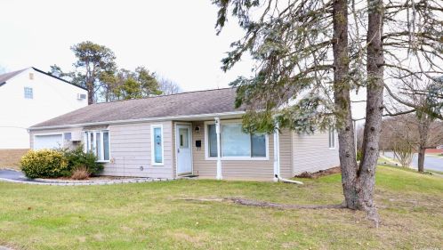 4 Cloverlook Ln, Central Islip, NY 11722-2521